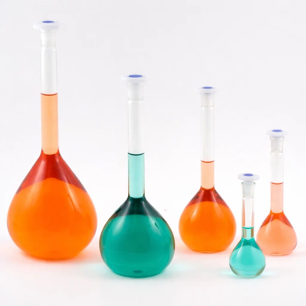 دورق حجمي ذو علامة تدريج واحدة، مزود بسدادة بلاستيكية مطحونة - Image 1